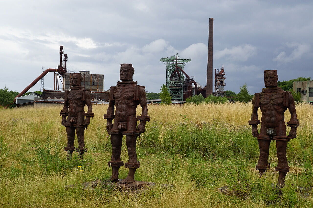 Drei stahlharte Jungs am Wegesrand