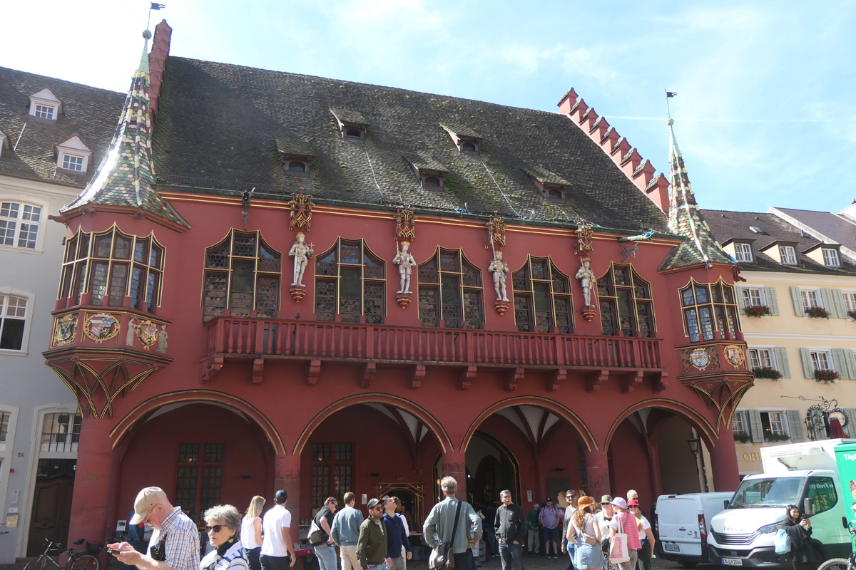 Das historische Kaufhaus am Münsterplatz in Freiburg