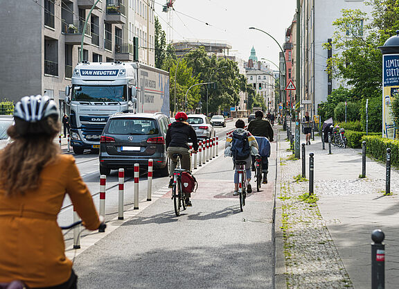 Radfahrende in Berlin, Invalidenstraße. Radfahrende in Berlin, Invalidenstraße.